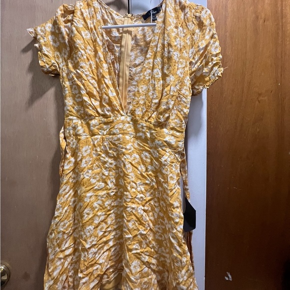 Lulus Yellow dress with white flowers. New w/tags. Never worn - Picture 3 of 4
